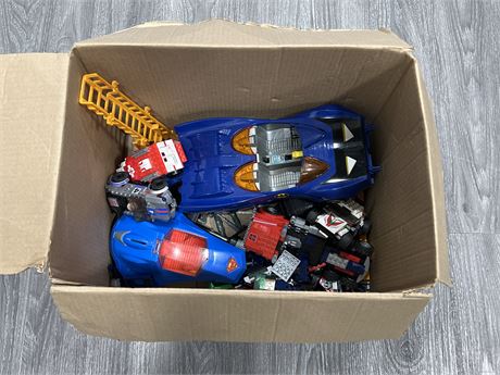 BOX OF VINTAGE TOYS / COLLECTABLES - BATMOBILE & SUPERMAN VEHICLE ARE 1980’s