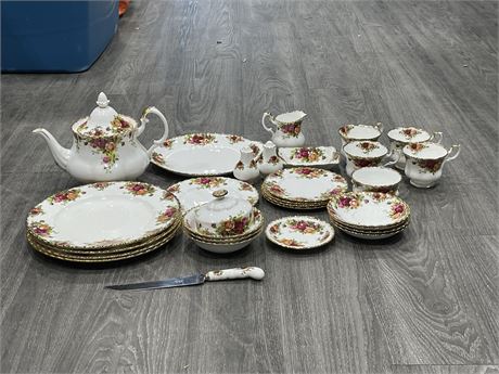 ROYAL ALBERT OLD COUNTRY ROSES 30 PIECE SET INCL: TEAPOT & KNIFE