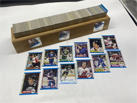 820 COUNT MISC 1989-90 OPC HOCKEY CARDS IN WOOD HOLDER - LOTS OF DOUBLES