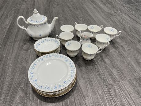 24PC ROYAL ALBERT MEMORY LANE CHINA - EXCELLENT CONDITION
