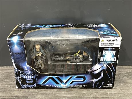 ALIEN VS PREDATOR PLAYSETS BY MCFARLANE (OPENED BUT NEVER USED)
