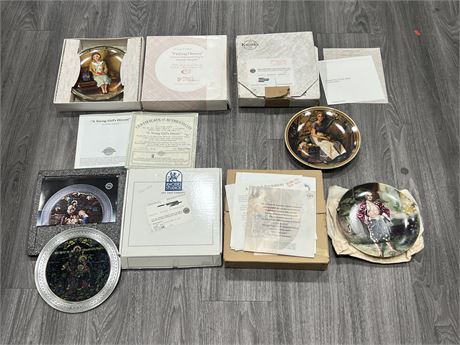 4 COLLECTOR PLATES INCLUDING STAINED GLASS / PEWTER PLATE, ETC