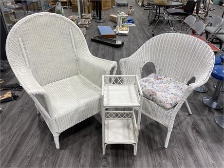 2 WICKER CHAIRS & WOOD SIDE TABLE