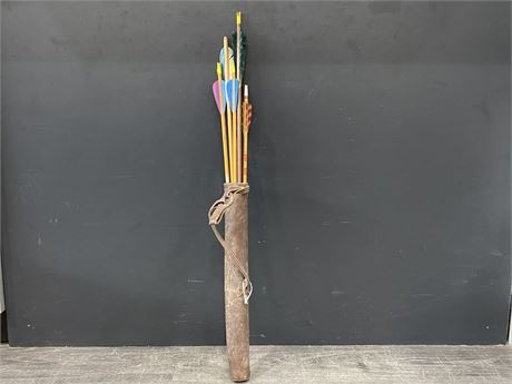 VINTAGE LEATHER QUIVER W/5 WOOD ARROWS (TALLEST IS 31”)