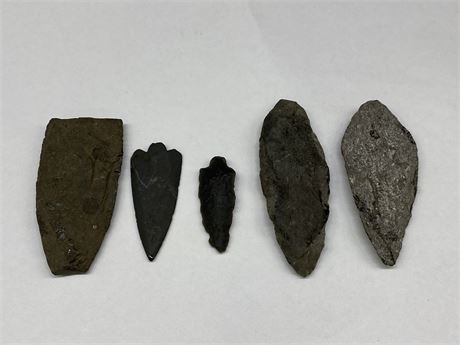 ANTIQUE FLIN STONE ARROWHEADS FROM VANCOUVER ISLAND (LARGEST 2.5”)