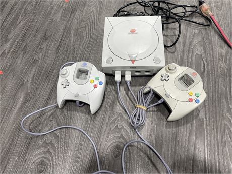 SEGA DREAMCAST COMPLETE WITH 2 CONTROLLERS (LIGHTS UP)