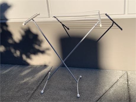 METAL CLOTHES DRYING RACK