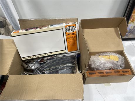 BOX OF ASSORTED MODEL TRAINS & PIECES
