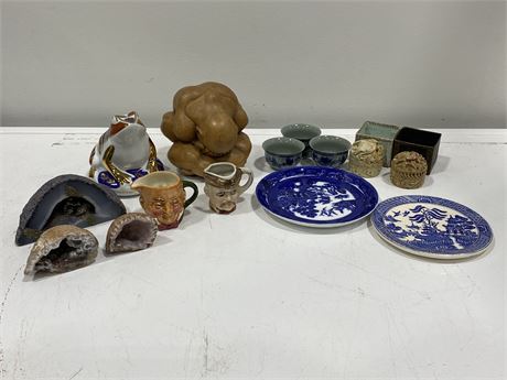 LOT OF VINTAGE ITEMS/GLASSWARE