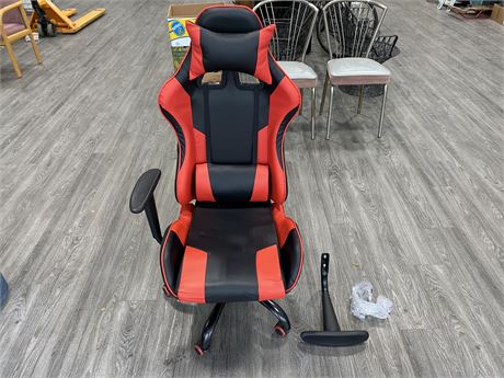GAMING CHAIR W/HARDWARE
