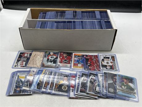 BOX OF NHL CARDS IN TOP LOADERS / EXCELLENT COND. - MANY ROOKIES