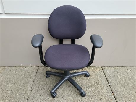 STEELCASE CRITERION OFFICE CHAIR - GOOD CONDITION