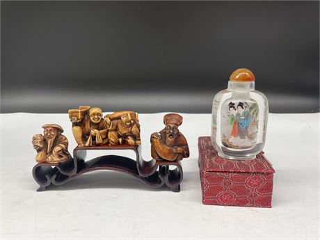CHINESE REVERSE PAINTED SNUFF BOTTLE & 4 NETSUKE FAUX IVORY FIGURES ON STAND