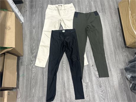 3 PAIRS OF WOMENS PANTS - 2 SIZE SMALL 1 SIZE 6 - ASSORTED BRANDS