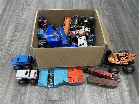 BOX OF MISC TOY CARS / TRAINS INCL CP RAIL, HOT WHEELS, ETC