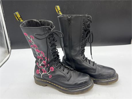 DOC MARTENS WOMENS BOOTS W/ROSE EMBROIDERY - SIZE 7