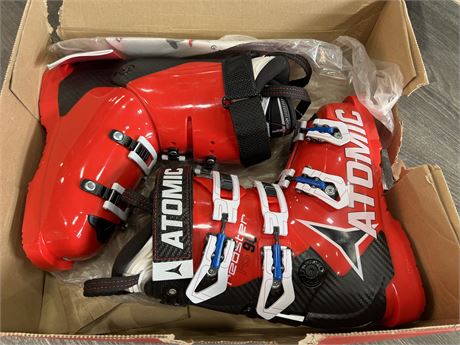 BRAND NEW ATOMIC REDSTER FIS 90 SKI BOOTS - SIZE 5/5.5