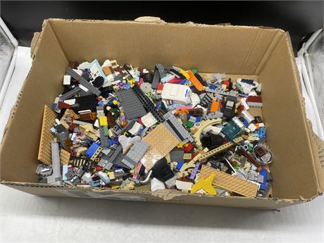 BOX OF LOOSE LEGO WITH MANY FIGURES