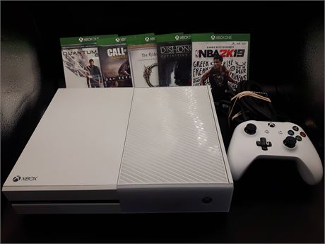 WHITE XBOX ONE CONSOLE W/GAMES - VERY GOOD CONDITION