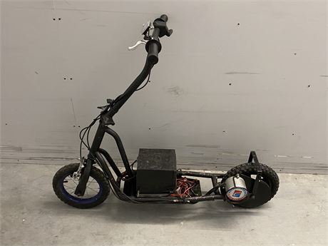BATTERY POWERED SCOOTER - NEEDS WORKS