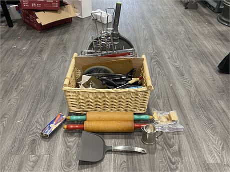 WICKER BASKET FULL OF VINTAGE KITCHEN ITEMS - KNIVES, ROLLING PINS (17.5”X8.5”)