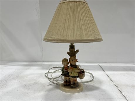 GOEBEL HUMMEL PORCELAIN LAMP W/SHADE (15” tall, works)