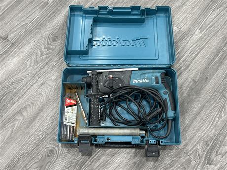 MAKITA ROTARY HAMMER W/ACCESSORIES & CASE - WORKS