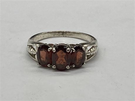 STERLING SILVER RING W/3 LARGER GARNETS ALL CLAW SET (3.7G)