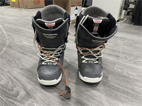 PAIR OF THIRTYTWO BRAND SNOWBOARD BOOTS - SIZE 11