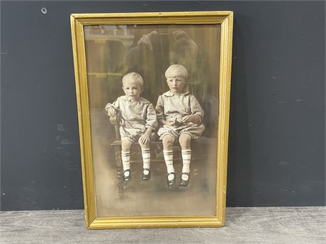 FRAMED 1920’S PHOTO OF 2 YOUNG BOYS (16”x20”)