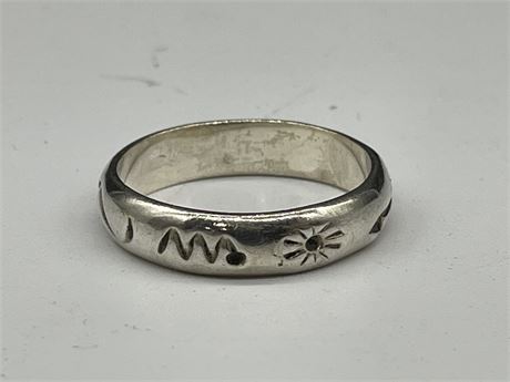 925 SILVER BAND RING WITH ARROWS - SZ 8 1/4