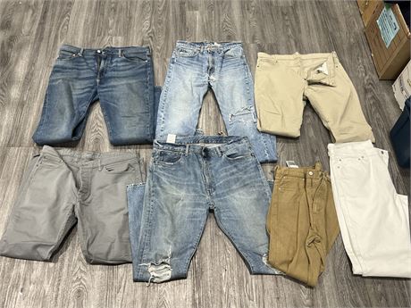 7 PAIRS OF LEVI JEANS