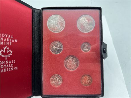 1971 ROYAL CANADIAN MINT COIN SET IN CASE