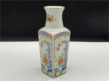 VINTAGE VASE “WALL PLAQUE” MADE IN JAPAN (10”)