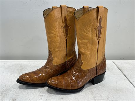 HIGH END PAIR OF HANDMADE CROCODILE SKIN WESTERN BOOTS - MADE IN MEXICO