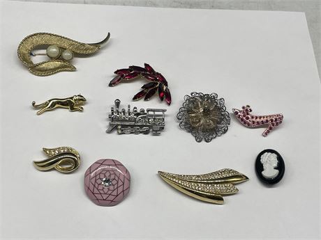 10 VINTAGE BROOCHES
