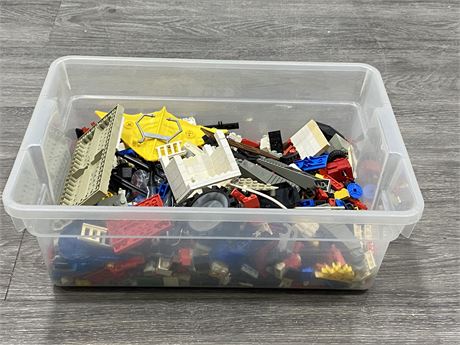 CONTAINER OF VINTAGE LEGO