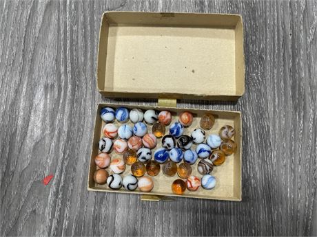 SMALL BOX OF ANTIQUE AGATE DATE MARBLES