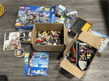 LARGE LOT OF LEGO INCLUDING FIGURES - UNAWARE IF SETS ARE COMPLETE