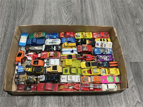 TRAY OF VINTAGE HOT WHEELS / SMALL DIE CAST CARS