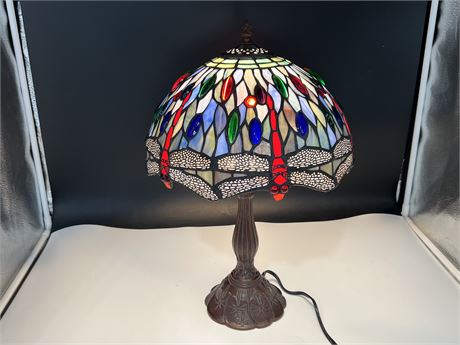 (NEW) STAINED GLASS DRAGON FLY LAMP - WORKS (19”)