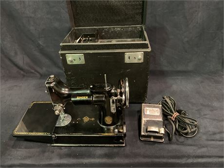 1935 SINGER FEATHERWEIGHT SEWING MACHINE (WITH PEDAL AND CASE)