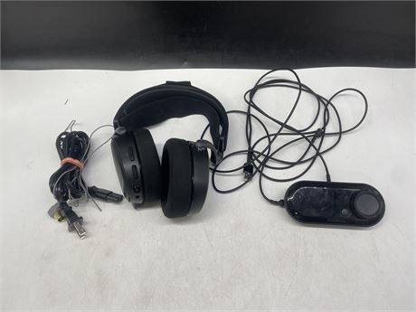ARCTIS 7 PRE WIRED HEADSET (WORKS) (RIGHT EAR UP CRACKED)