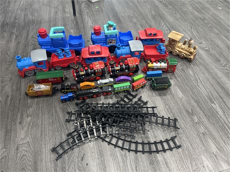 LARGE LOT OF TOY TRAINS / TRACK