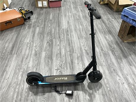 RAZOR E PRIME AIR ELECTRIC SCOOTER IN EXCELLENT CONDITION W/ CHARGER (WORKING)