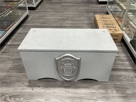 GREY PAINTED WOODEN CHEST W/ ROPE HANDLES - 3FTx17”x18”