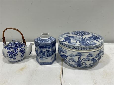 3 PIECES VINTAGE CHINESE BLUE + WHITE PORCELAIN - 1 SIGNED