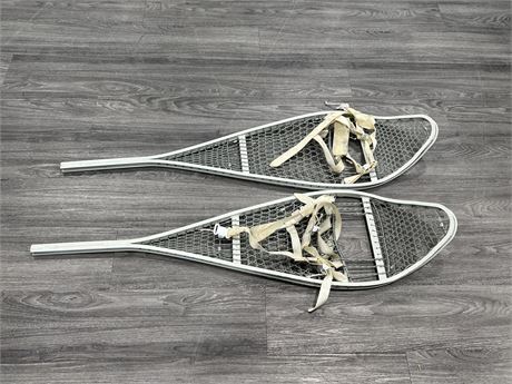 VINTAGE 1978 MAGLINE OF CANADA 46”x12” MAGNESIUM US MILITARY SNOWSHOES