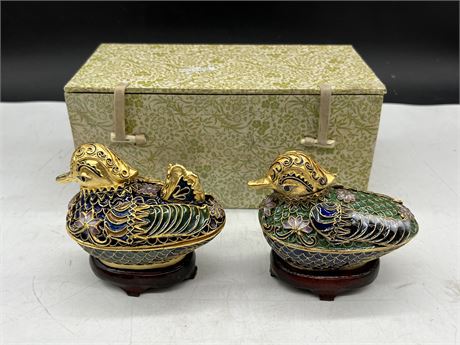 2 BEAUTIFUL CLOISONNÉ BIRDS ON STANDS (4” wide)