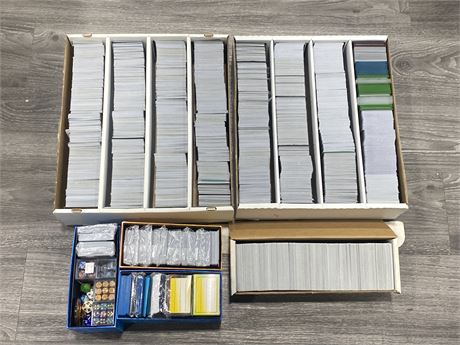 LARGE COLLECTION OF MAGIC THE GATHERING CARDS,SLEEEVES,DICE